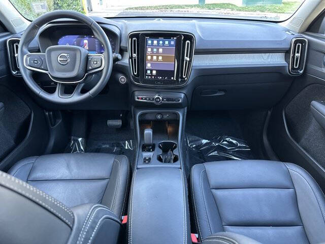 2025 Volvo XC40 B5 Core Bright Theme