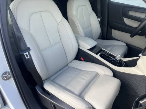 2023 Volvo XC40 B4 Ultimate Dark Theme