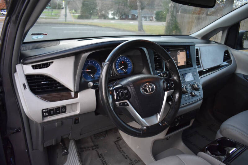 2015 Toyota Sienna XLE photo 12