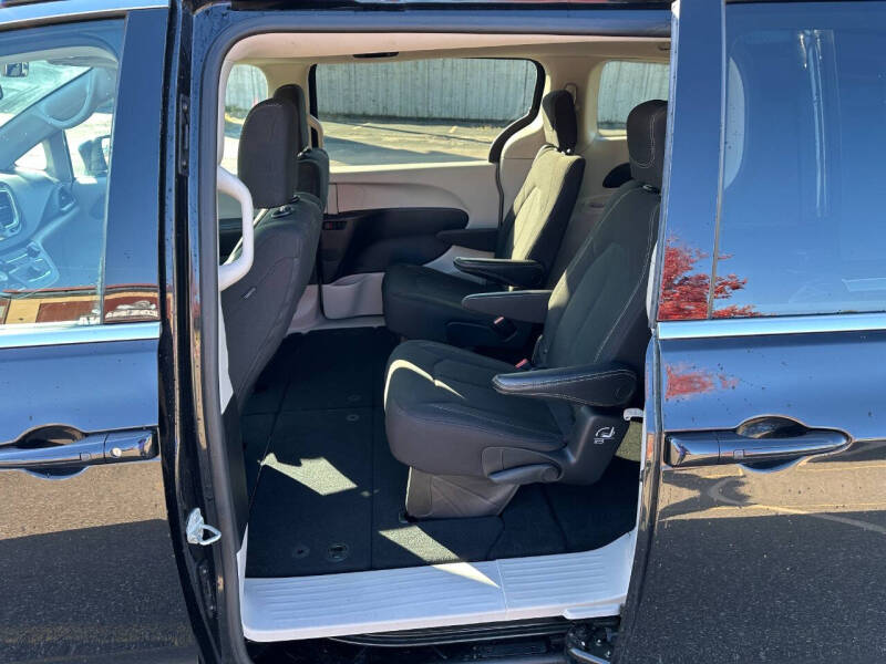 2022 Chrysler Voyager LX