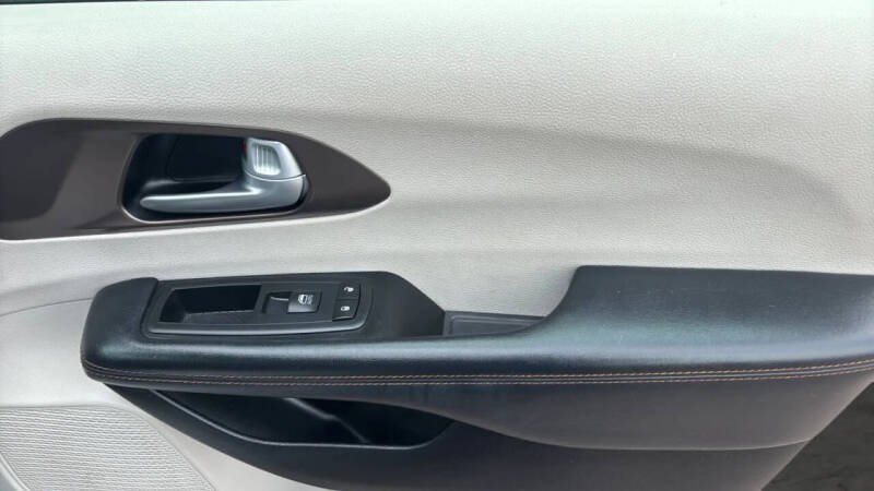 2017 Chrysler Pacifica Touring-L