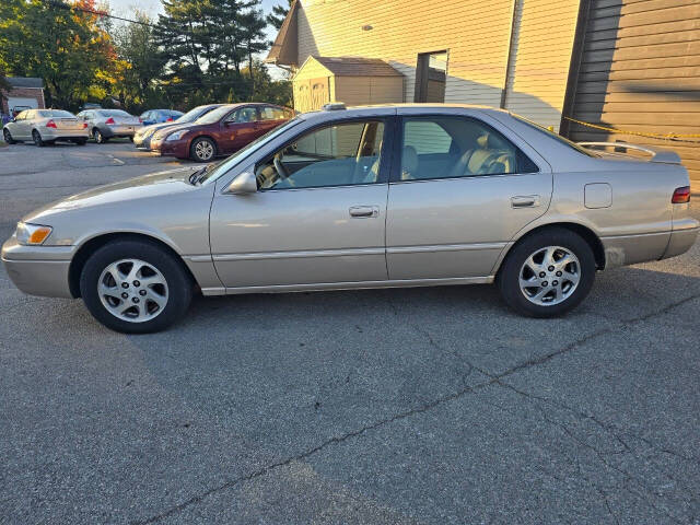 1998 Toyota Camry for sale at QUEENSGATE AUTO SALES in York, PA