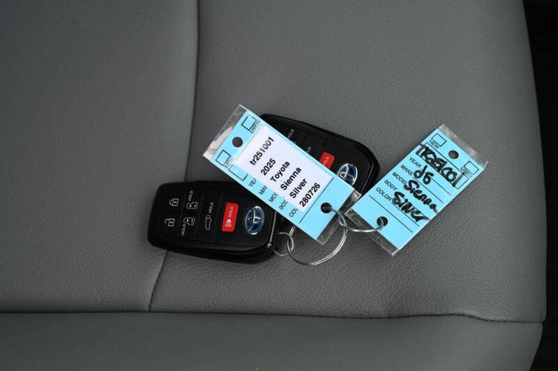 2025 Toyota Sienna XLE 8-Passenger