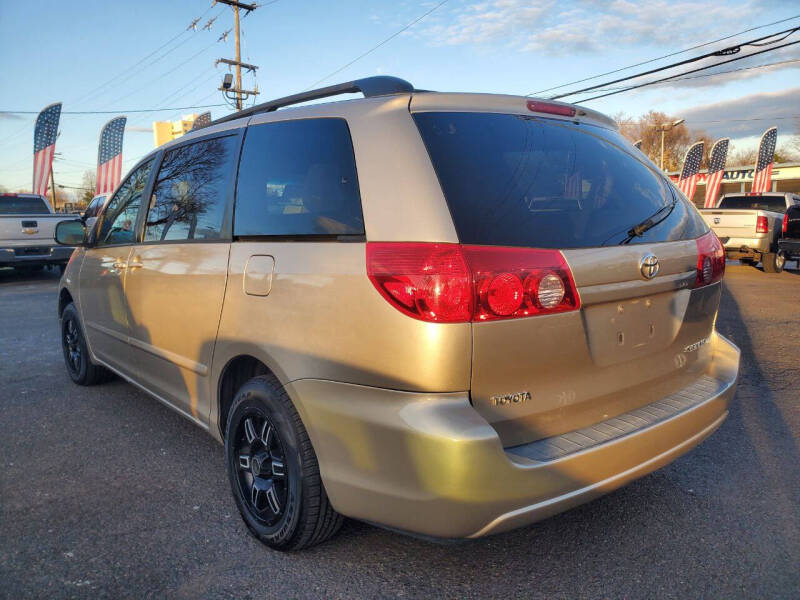 2009 Toyota Sienna LE 8-Passenger
