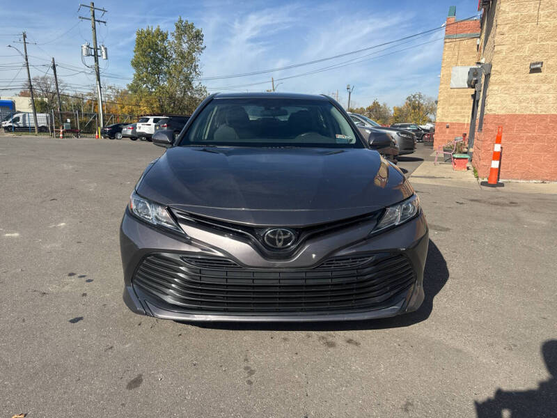 2018 Toyota Camry LE photo 3