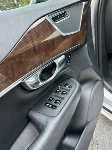 2016 Volvo XC90 T6 Momentum