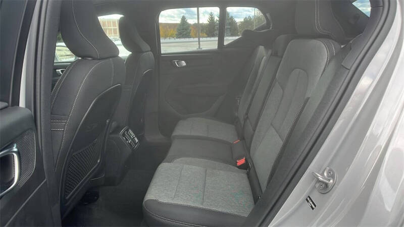 2025 Volvo XC40 B5 Core Bright Theme