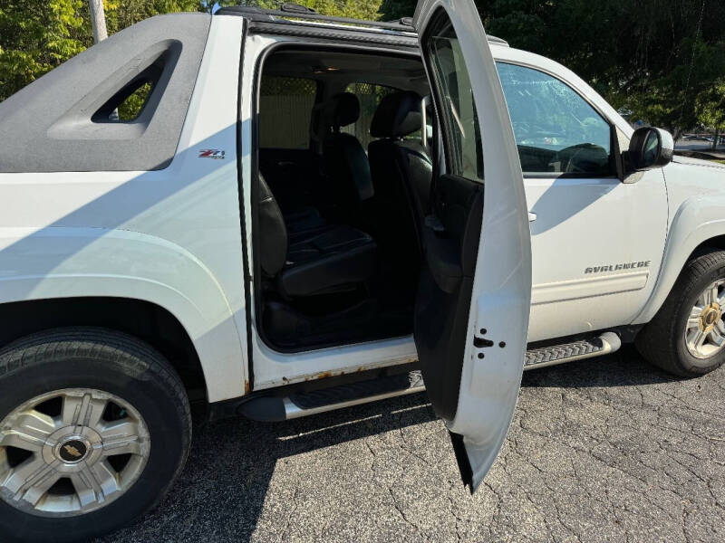 2011 Chevrolet Avalanche LT photo 10