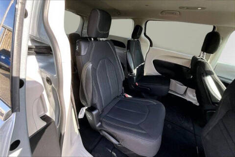 2022 Chrysler Voyager LX