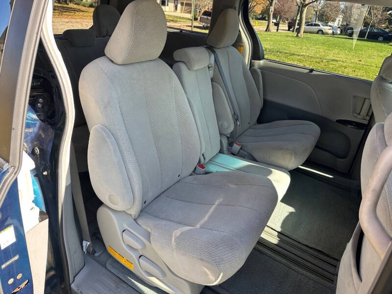 2011 Toyota Sienna LE 8-Passenger