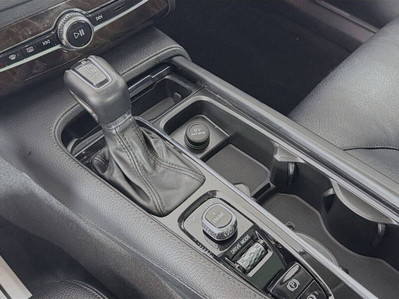 2016 Volvo XC90 T6 Momentum