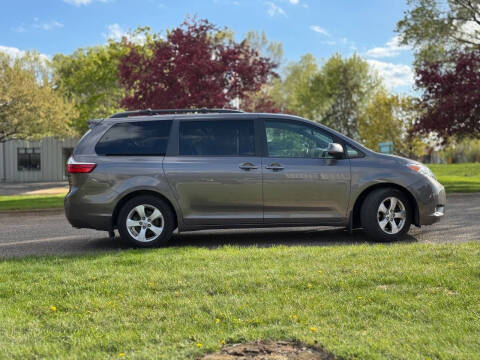 2017 Toyota Sienna LE 8-Passenger