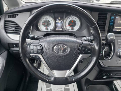 2016 Toyota Sienna SE 8-Passenger
