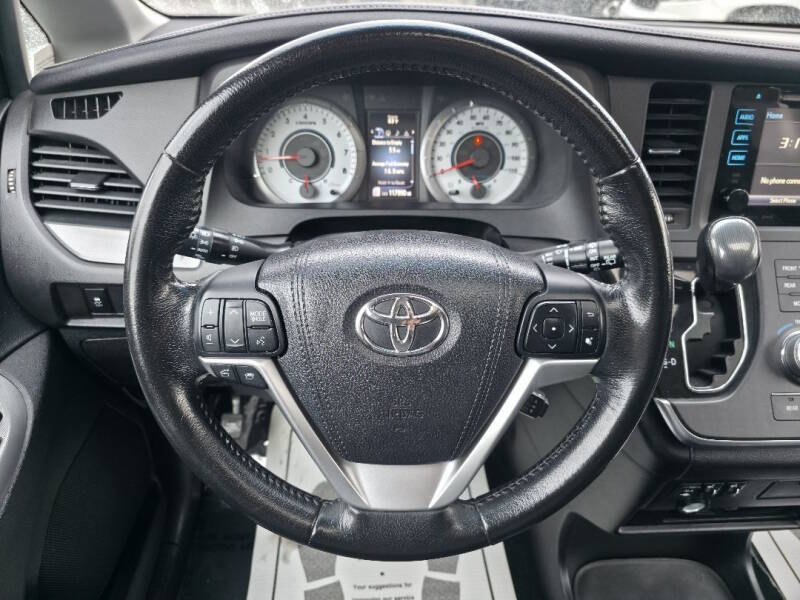 2016 Toyota Sienna SE 8-Passenger