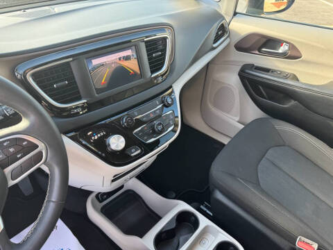 2022 Chrysler Voyager LX