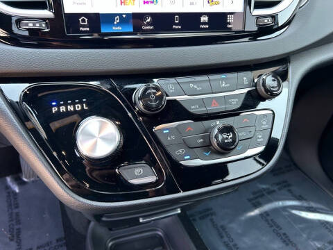 2025 Chrysler Voyager LX