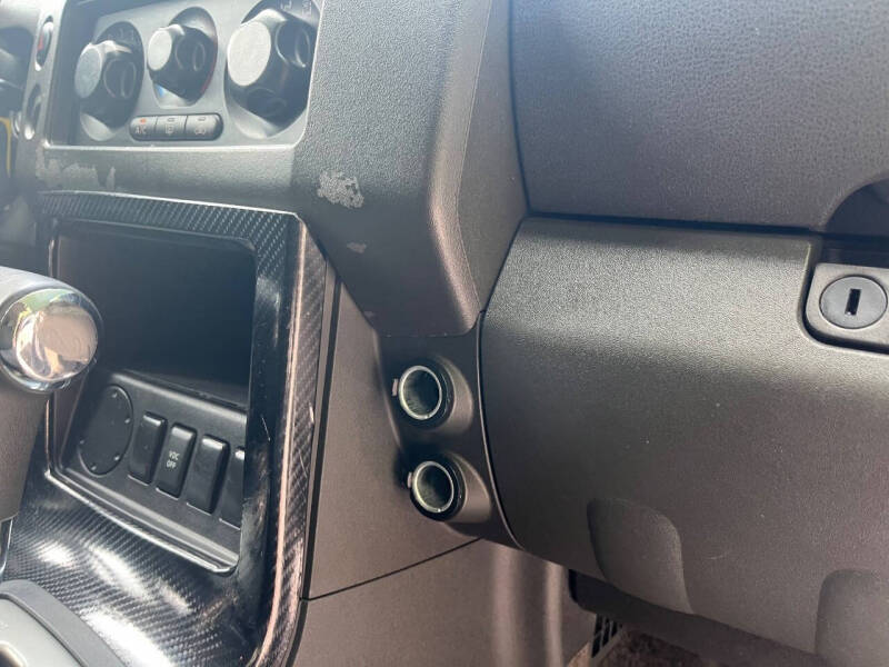 2011 Nissan Pathfinder LE