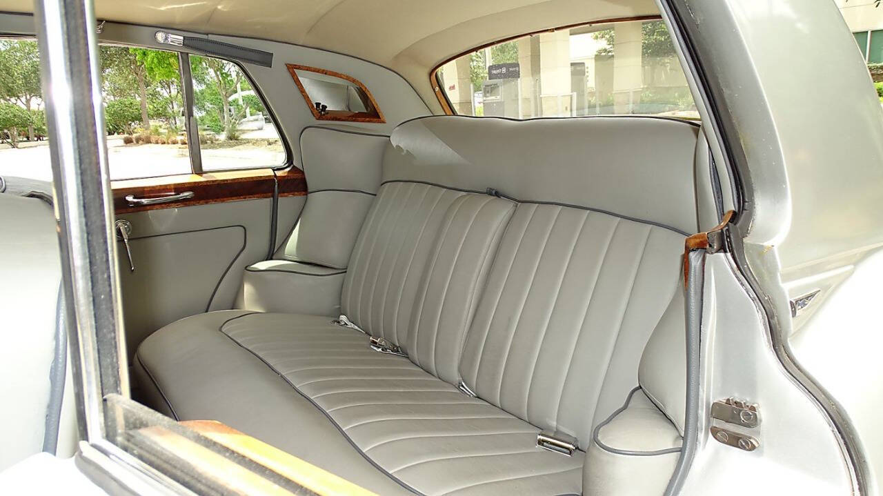 1957 Rolls-Royce Silver Cloud III 22
