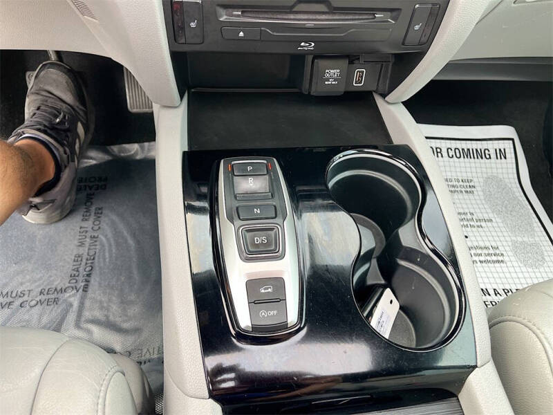 2021 Honda Pilot Touring w/Rear Captain's Chairs