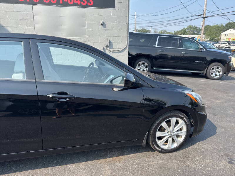 2012 Hyundai Accent SE