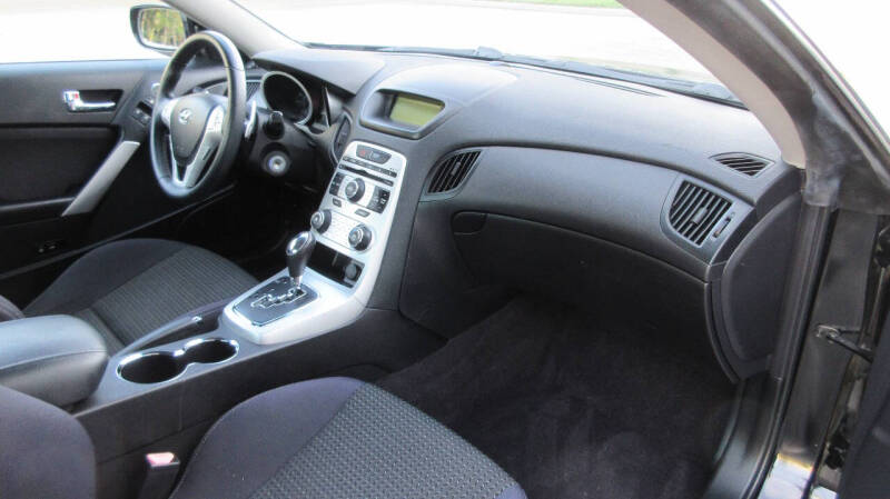 2010 Hyundai Genesis Coupe Premium photo 18