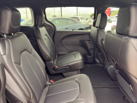 2027 Chrysler Pacifica Select