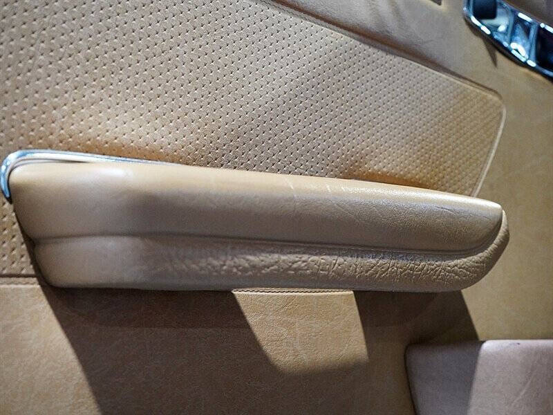 1989 Mercedes-Benz 560-Class 38