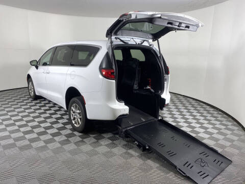 2024 Chrysler Pacifica Touring