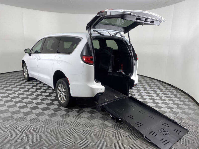 2024 Chrysler Pacifica Touring