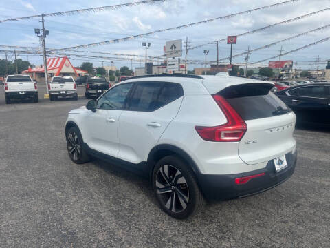 2024 Volvo XC40 B5 Plus Dark Theme