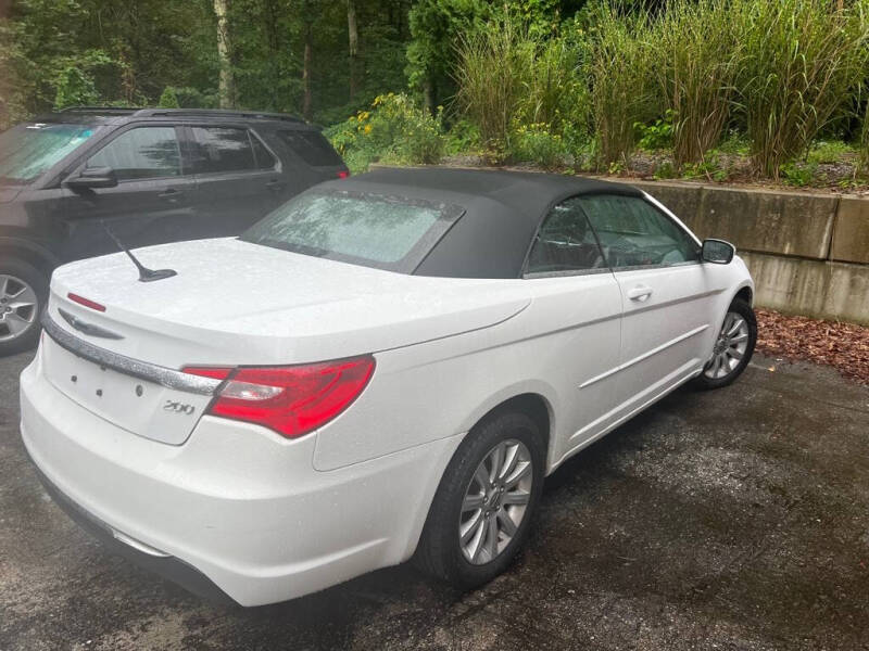 2011 Chrysler 200 Touring photo 5