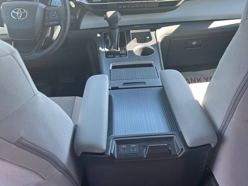 2025 Toyota Sienna LE 8-Passenger