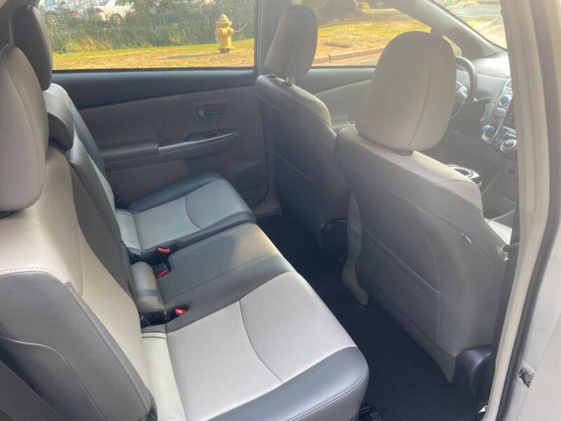 2015 Toyota Prius v Five