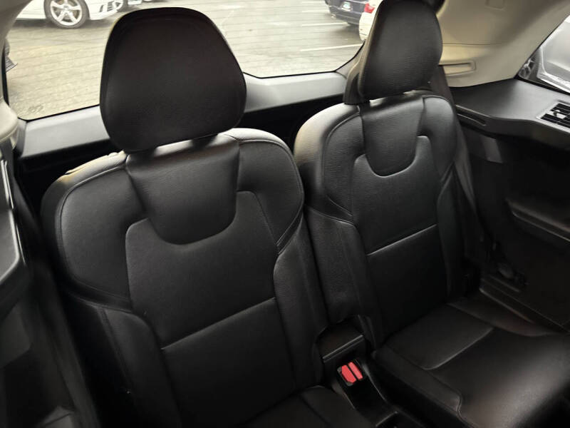 2016 Volvo XC90 T6 Momentum