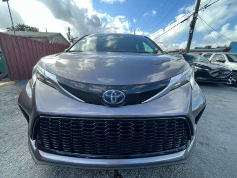 2022 Toyota Sienna for sale at Molina Auto Sales in Hialeah FL