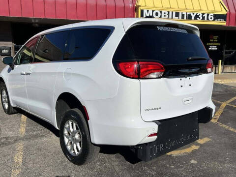2023 Chrysler Voyager LX