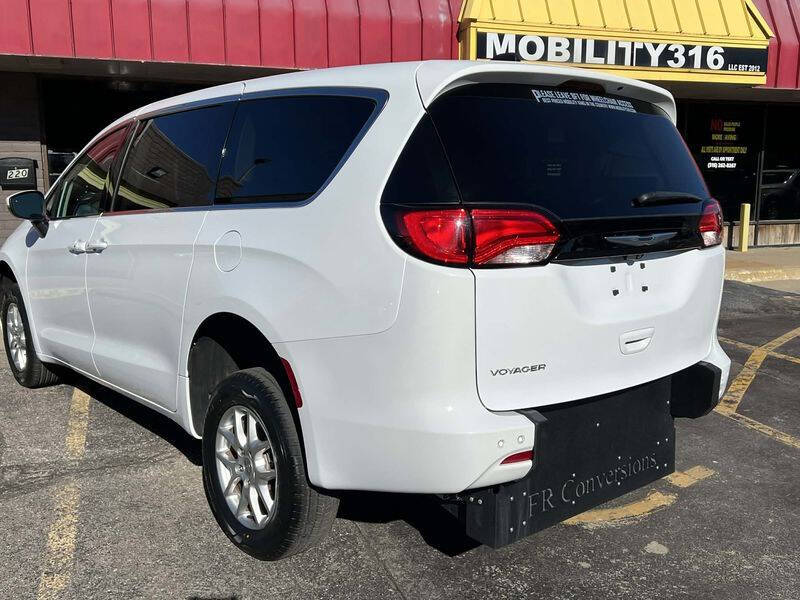 2023 Chrysler Voyager LX