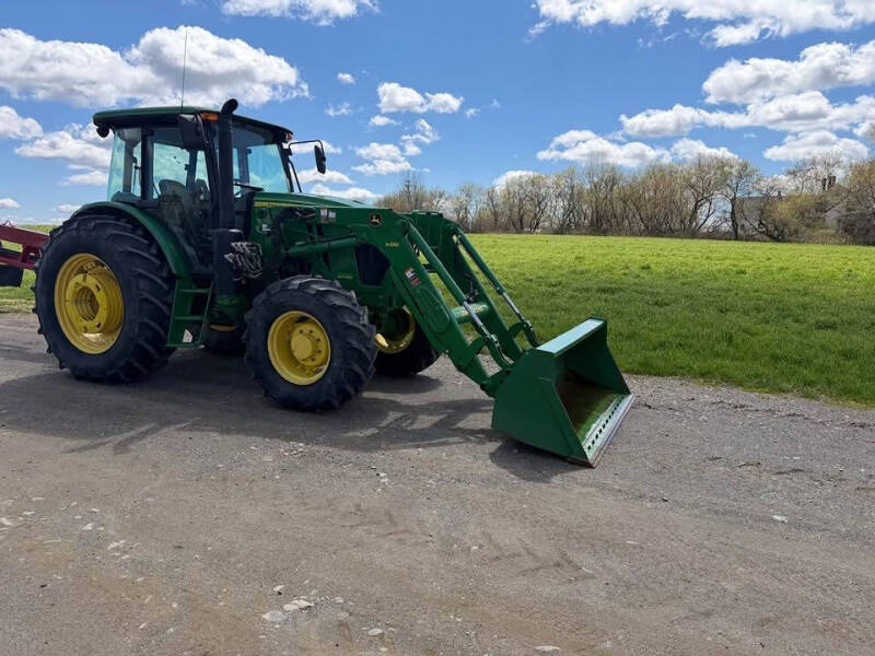 2015 John Deere 6135e