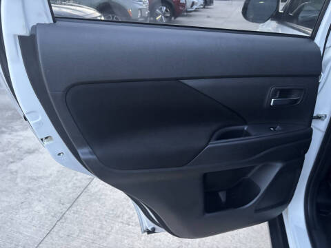 2017 Mitsubishi Outlander ES