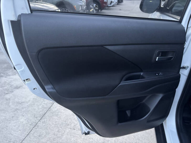 2017 Mitsubishi Outlander ES