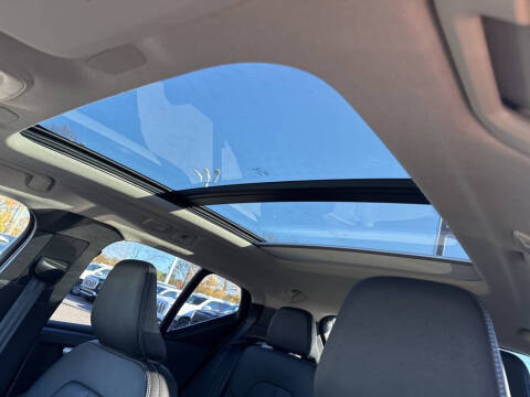 2025 Volvo XC40 B5 Core Bright Theme