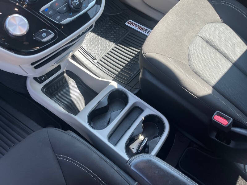 2023 Chrysler Voyager LX