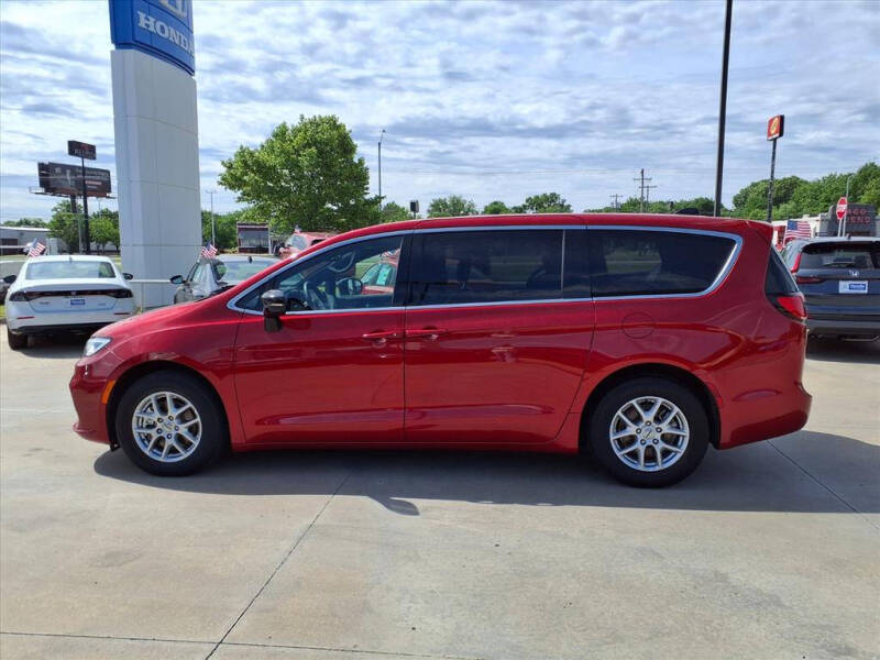 2025 Chrysler Pacifica Select