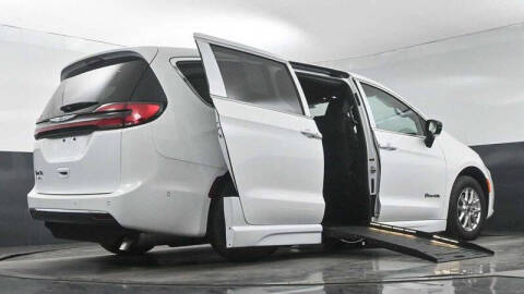 2025 Chrysler Pacifica Select