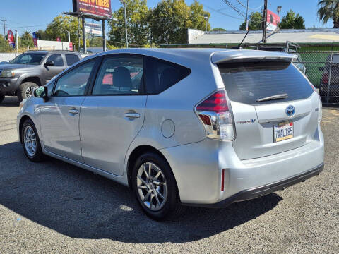2015 Toyota Prius v Three