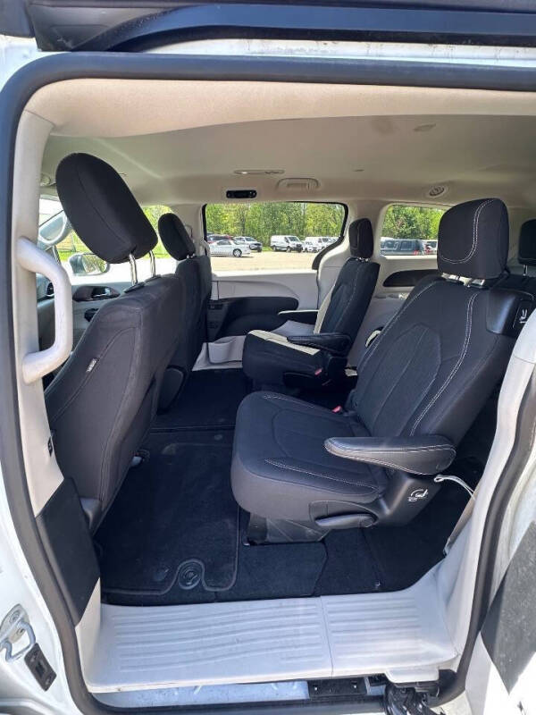 2023 Chrysler Voyager LX