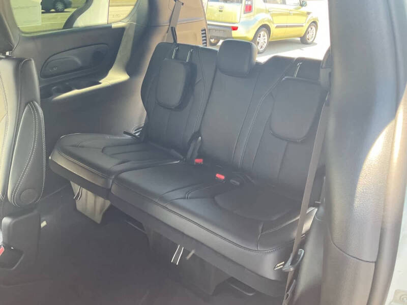 2027 Chrysler Pacifica Select