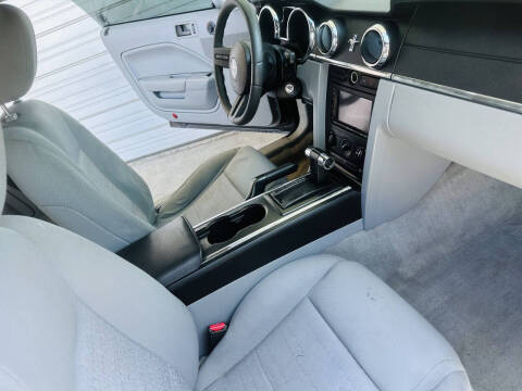 2005 Ford Mustang V6 Deluxe