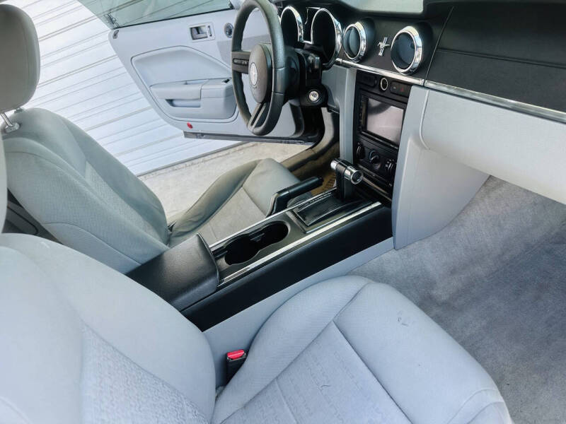 2005 Ford Mustang V6 Deluxe