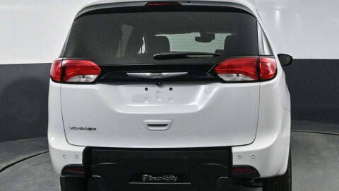 2025 Chrysler Voyager LX